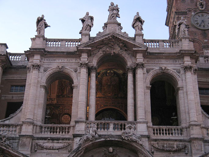 statua della Madonna col Bambino sul timpano 
            della basilica di Santa Maria Maggiore a Romam