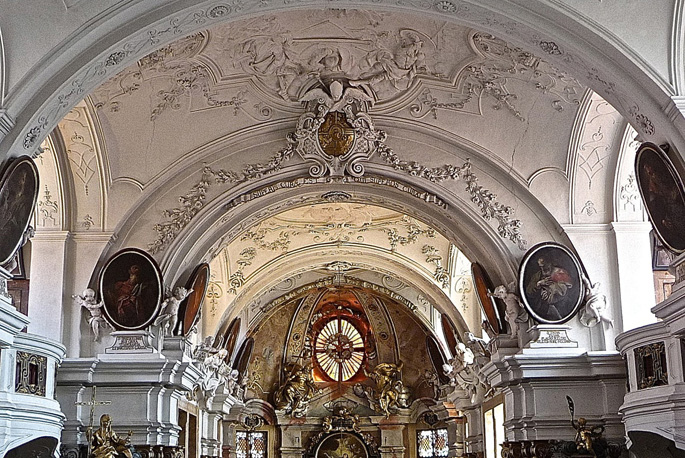 Decorazioni sulla volta della navata e figure in stucco nella chiesa abbaziale di Dürnstein (A)