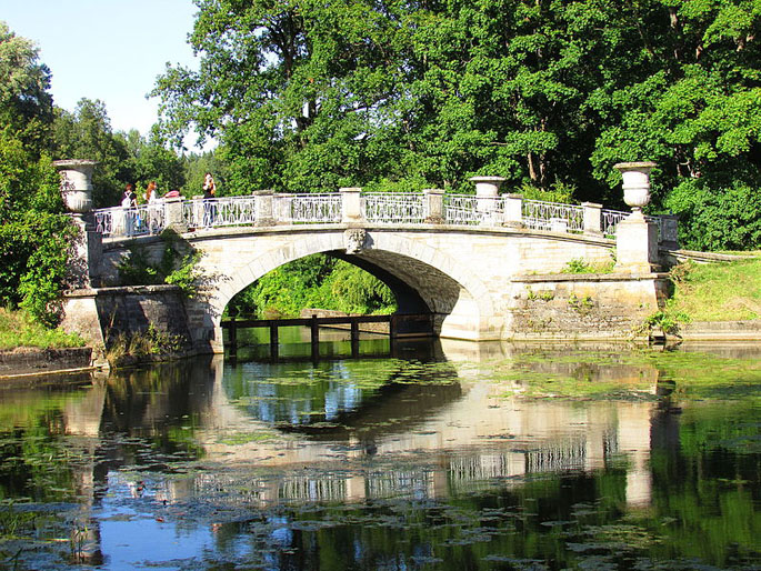 Ponte Visconti nel parco della reggia di Pavlovsk vicino a San Pietroburgo