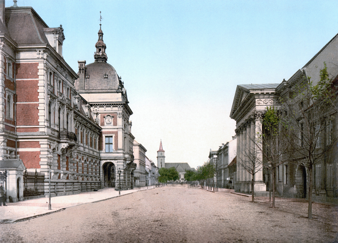 A destra il vecchio teatro di corte a Dessau,, distrutto da un incendio nel 1922.