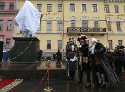 Einweihung des Trezzini Denkmals in St. Petersburg.jpg