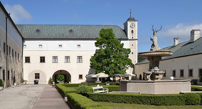 Innenhof der Burg Červený Kameň (SK)