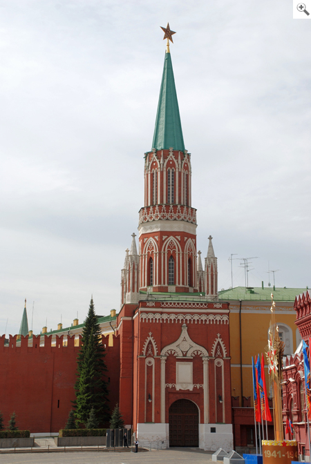 La Torre Nikol'skaja sulla Piazza Rossa di Mosca