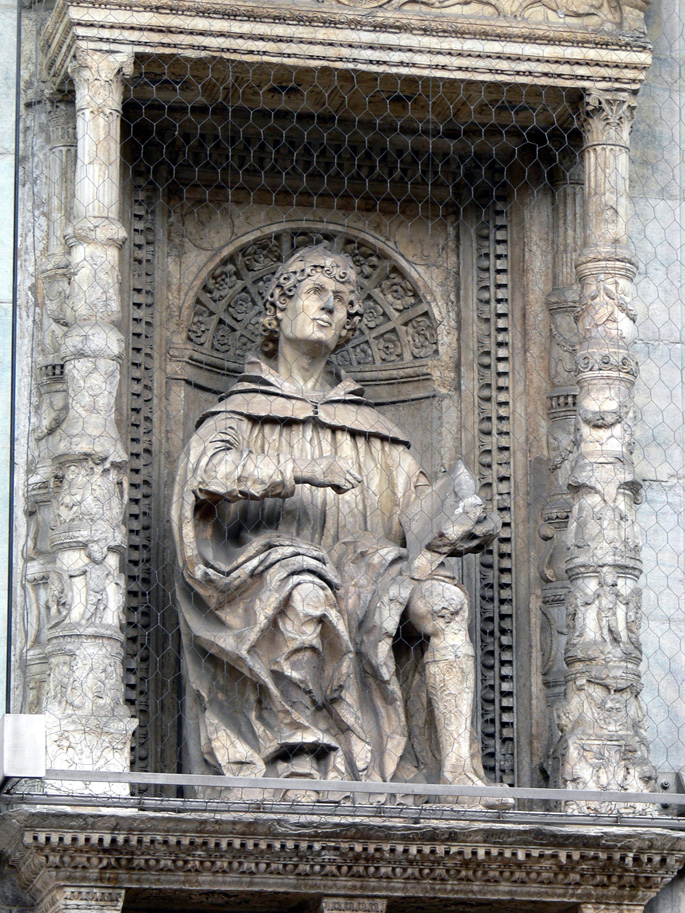statua di Plinio il Giovane accanto al portale principale del Duomo di Como, 1490 ca.