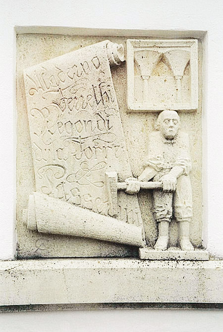 Steinrelief in Kaisersteinbruch mit den Namen Maderno, Ferretti, Regondi, della Torre, Passerini